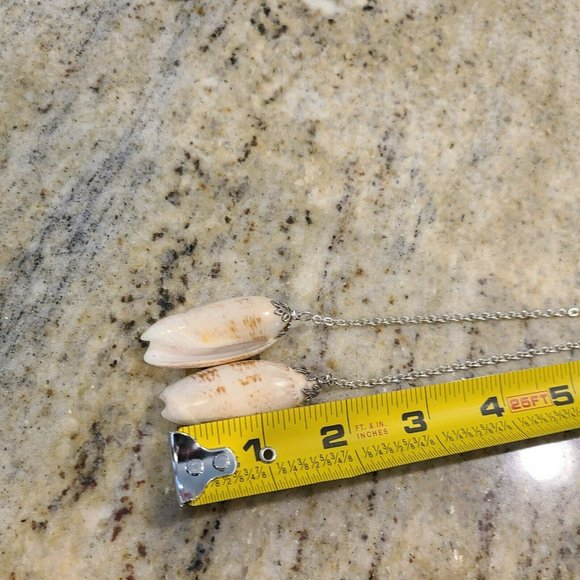 Shell Jewelry. Two Shells on Long Silver Tone Chain Vintage - Picture 10 of 12